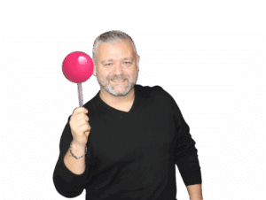 Personne tenant l'émoji  du "Local". Comment apparaître sur Google